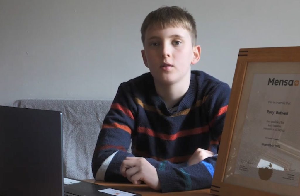 Αυτός είναι ο 12χρονος μαθητής – διάνοια: Ξεπέρασε το IQ του Αϊνστάιν και του Χόκινγκ