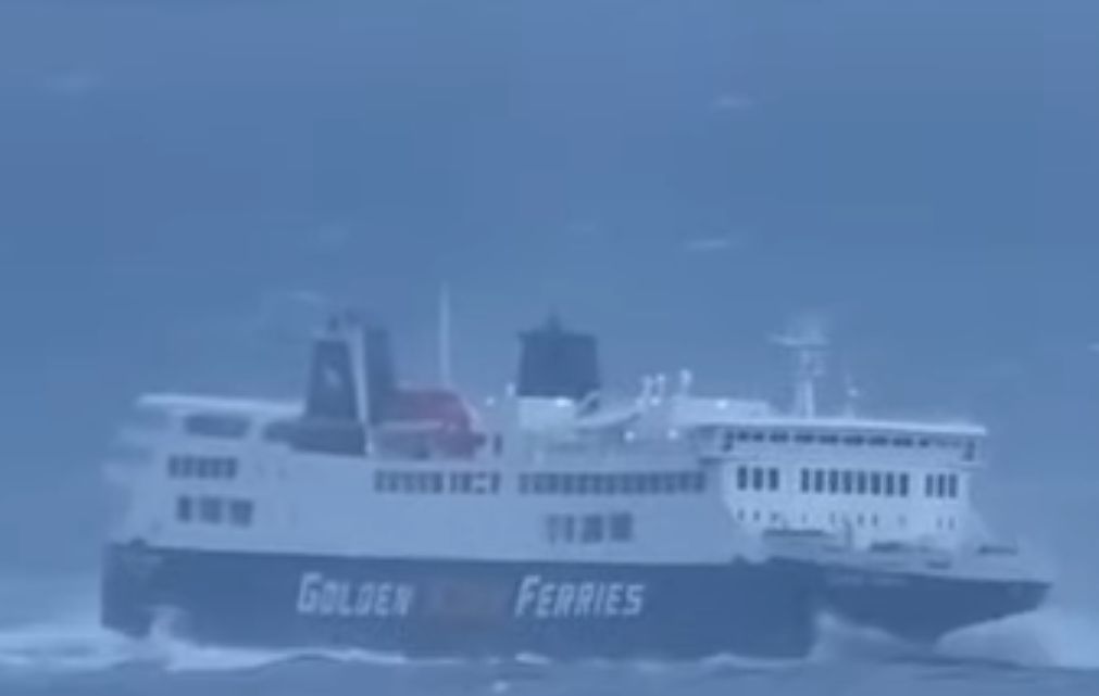 Τήνος: Μάχη με τα κύματα για το Andros Queen για να δέσει στο λιμάνι (Video)