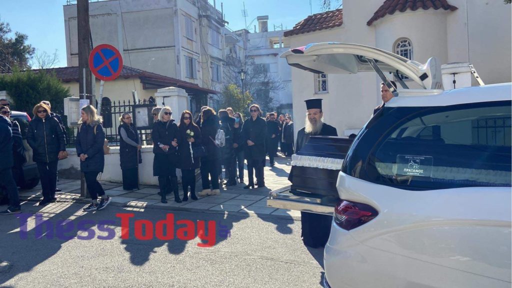 Θεσσαλονίκη: Σε κλίμα οδύνης η κηδεία της 41χρονης Γεωργίας – Τραγική φιγούρα η κόρη της (Photos-Video)