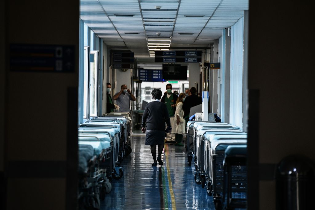 «Ασφυξία» στα νοσοκομεία λόγω κορονοϊού και γρίπης: Χάος στις εφημερίες – Πάνω από 8 ώρες η αναμονή
