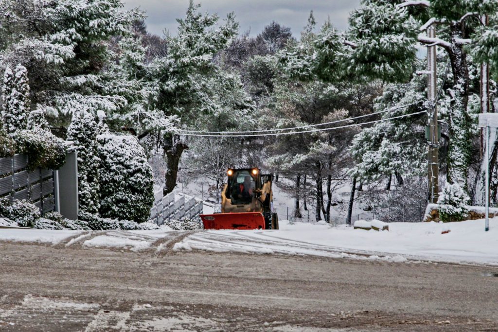 Πάρνηθα: Εντονη χιονόπτωση και διακοπή κυκλοφορίας