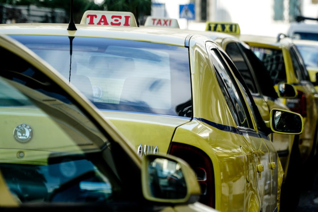 Πάτρα: Λήστεψαν οδηγό ταξί με μαχαίρι – Ανθρωποκυνηγητό για τον εντοπισμό των δραστών