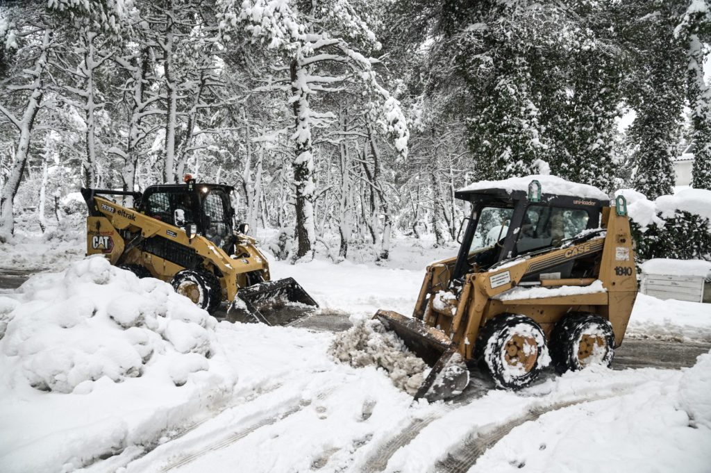 Καιρός: Το «Aegean Lake Effect» φέρνει χιόνια και σε χαμηλά υψόμετρα – Τι αναμένεται τα επόμενα 24ωρα (LIVE)