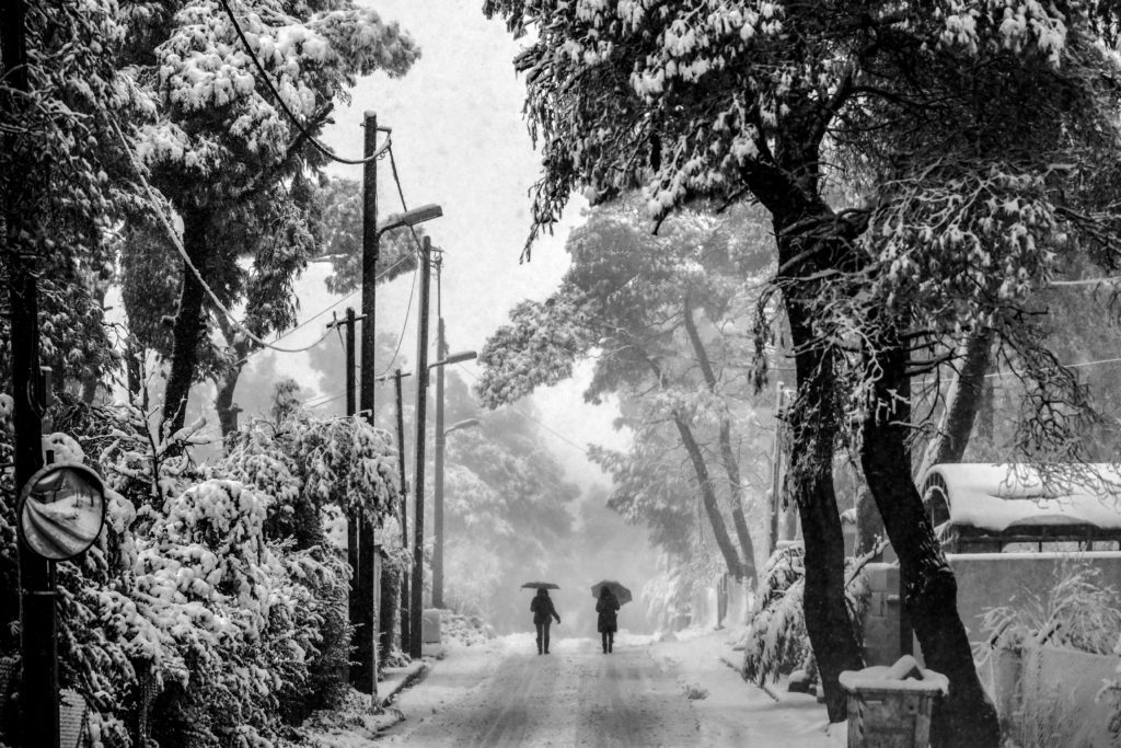 Σε εξέλιξη το νέο κύμα κακοκαιρίας – Πού αναμένεται να χιονίσει (LIVE)