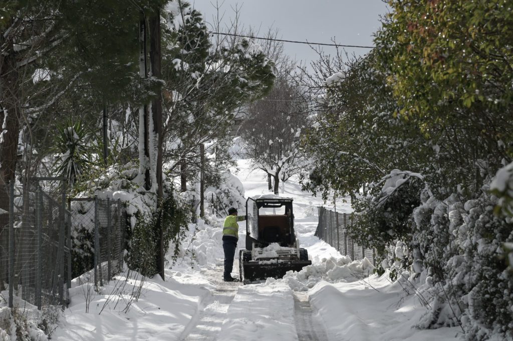 Χιόνια σε χαμηλά υψόμετρα, βροχές και καταιγίδες – Πώς θα κινηθεί το νέο κύμα κακοκαιρίας τις επόμενες ώρες (LIVE)