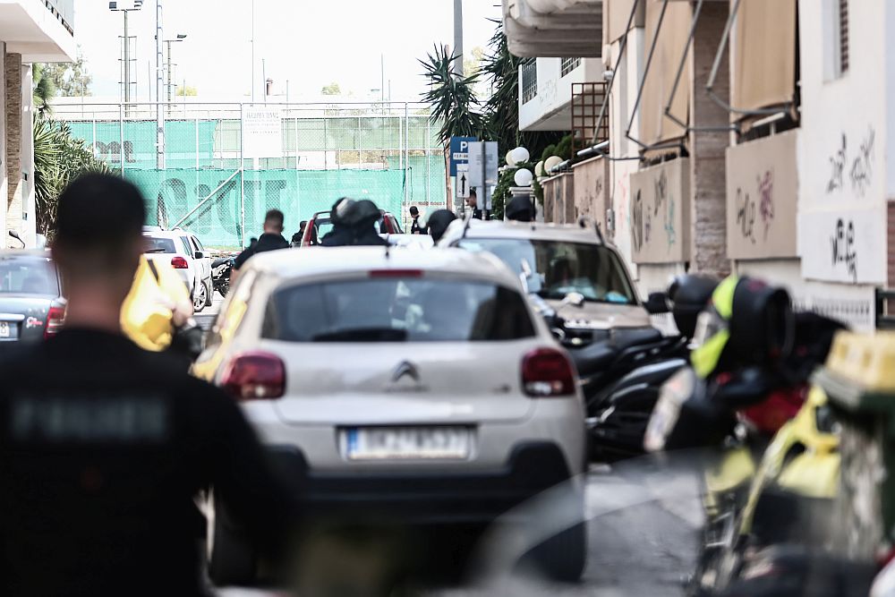 Χειροπέδες σε αστυνομικό που έκλεβε υπηρεσιακά όπλα από Αστυνομικό Τμήμα της Αττικής