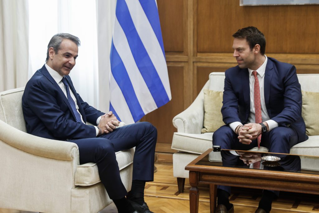 Πηγές ΣΥΡΙΖΑ: «Θα απαντήσουν αν ο κ. Μητσοτάκης είχε ζητήσει τη βοήθεια του κ. Κασσελάκη;»