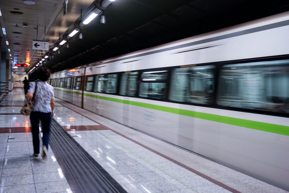 Πώς θα κινηθούν τα Μέσα Μεταφοράς την Πρωτοχρονιά – Τι ισχύει για Μετρό και Τραμ