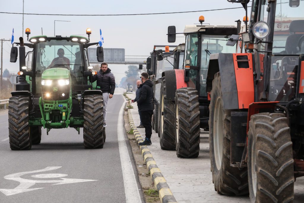Ξανά στους δρόμους αγρότες και κτηνοτρόφοι – Μεγάλη πορεία με τα τρακτέρ στον Βόλο (Video)
