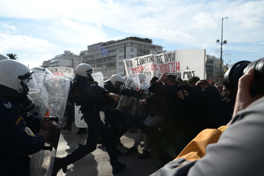 Σύνταγμα: Με χημικά «απάντησαν» τα ΜΑΤ στο δυναμικό φοιτητικό συλλαλητήριο (Photos)