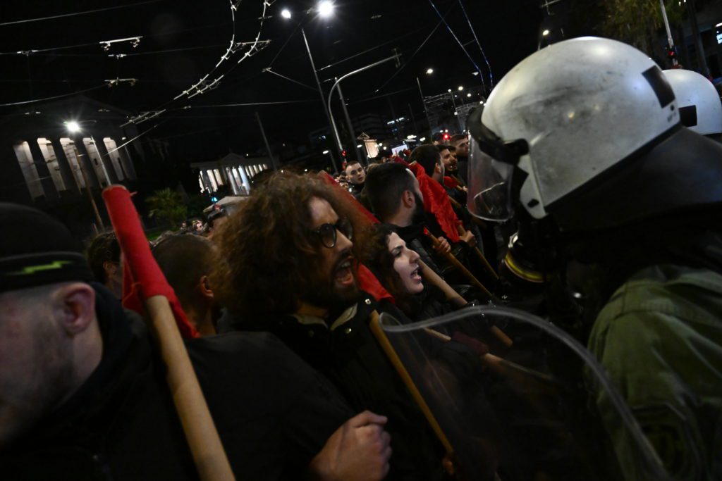 Δυναμική πορεία φοιτητών στο κέντρο της Αθήνας, μετά την εισβολή των ΜΑΤ στο ΕΜΠ (Photos)