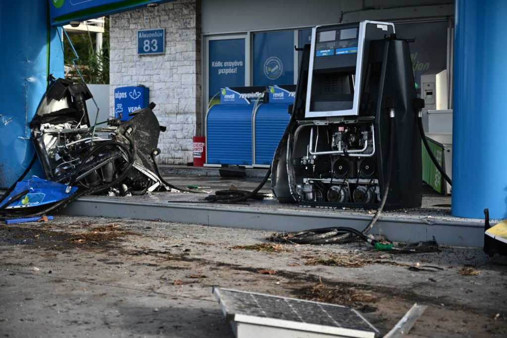 Βούλα: Αυτοκίνητο έπεσε σε βενζινάδικο – Άφαντοι οι επιβάτες (Video)