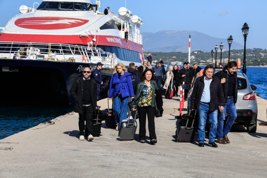 ΣΥΡΙΖΑ: Στις Σπέτσες οι βουλευτές – Ξεκίνησαν οι τριήμερες εργασίες της ΚΟ (Photos – Video)