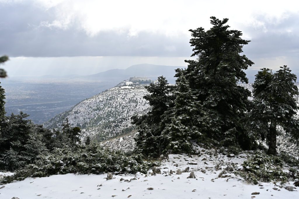 Καιρός: Πού θα χιονίσει τη Δευτέρα – LIVE η εξέλιξη των φαινομένων