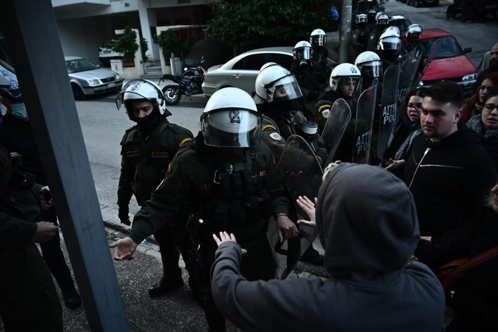 Ζωγράφου: Συνέλαβαν την Ιωάννα Κολοβού μετά από έξωση με συμμετοχή των ΜΑΤ – Έσπασαν την πόρτα (Photos – Videos)