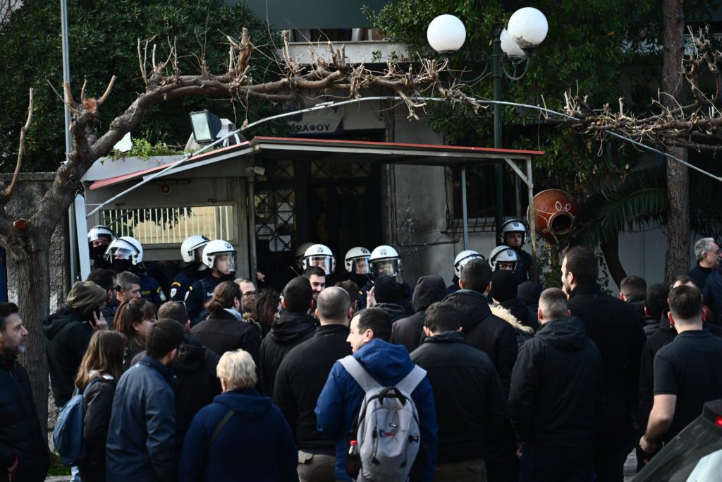 Ζωγράφου: «Τα σπίτια του λαού τα σώζει ο λαός» – Συγκεντρώσεις ενάντια στην έξωση και τη σύλληψη της Ιωάννας Κολοβού (Photos)