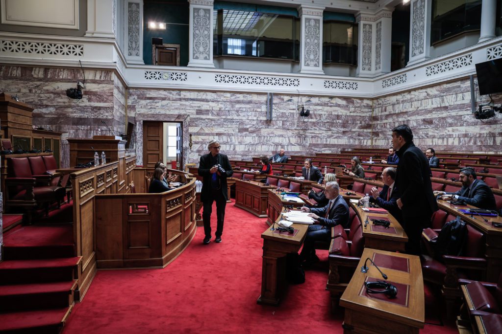 Εξεταστική για το έγκλημα των Τεμπών: Φορτώνει όλη την ευθύνη στον σταθμάρχη ο CEO της Hellenic Train