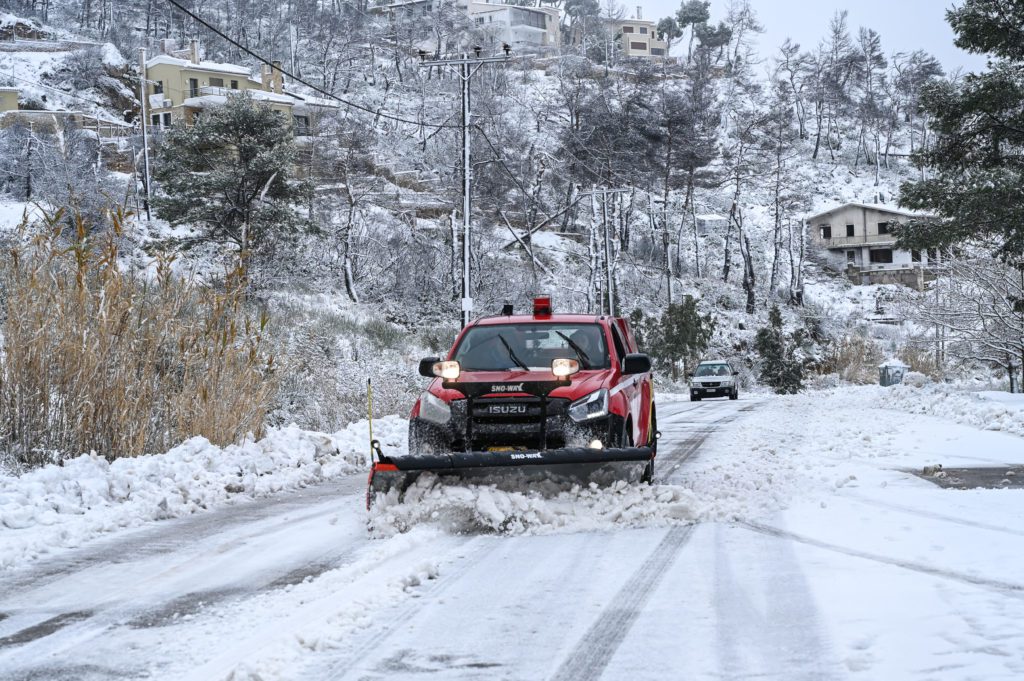 Πάρνηθα: Τρία άτομα παραμένουν εγκλωβισμένα στα χιόνια – Και η ΕΜΑΚ στις επιχειρήσεις διάσωσης