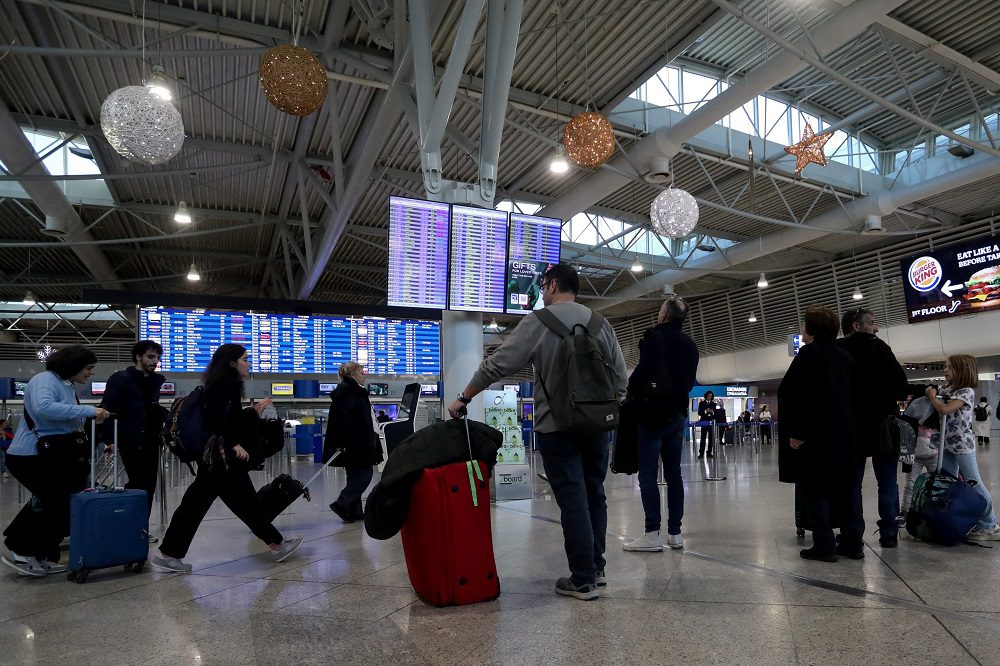 Mε αεροπλάνα, βαπόρια και αυτοκίνητα οι τουρίστες στην Ελλάδα – Τι δείχνουν τα στοιχεία του ΙΝΣΕΤΕ