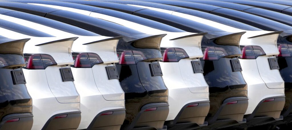 Οι Χούθι «χτύπησαν» και την Tesla: «Παγώνει» η παραγωγή αυτοκινήτων
