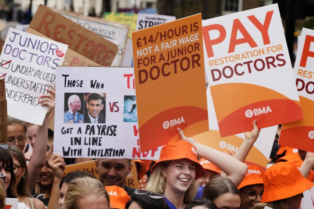 Ξεκίνησε η νέα μεγάλη απεργία στο βρετανικό ΕΣΥ – Τι ζητούν οι ειδικευόμενοι γιατροί