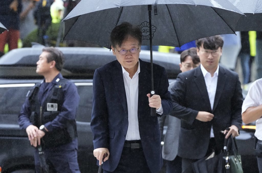 Νότια Κορέα: Ο δράστης τον πλησίασε για αυτόγραφο – Νέα στοιχεία για την απόπειρα δολοφονίας του Λι Τζε-Μιουνγκ