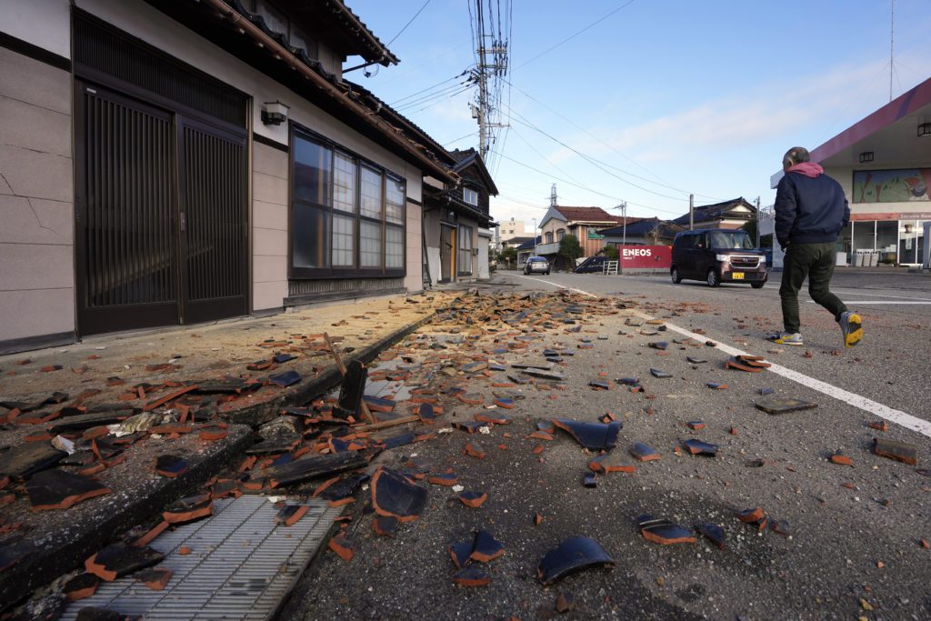 Σεισμός στην Ιαπωνία: Πώς λειτούργησε το σύστημα προειδοποίησης – Αυξάνεται ο αριθμός των θυμάτων από τα 7,6 Ρίχτερ (Videos)