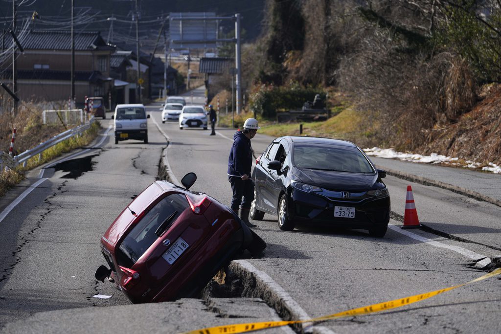 Εικόνες καταστροφής από τον σεισμό στην Ιαπωνία: Τουλάχιστον 55 οι νεκροί – Μάχη με τον χρόνο για επιζώντες (Photos-Video)