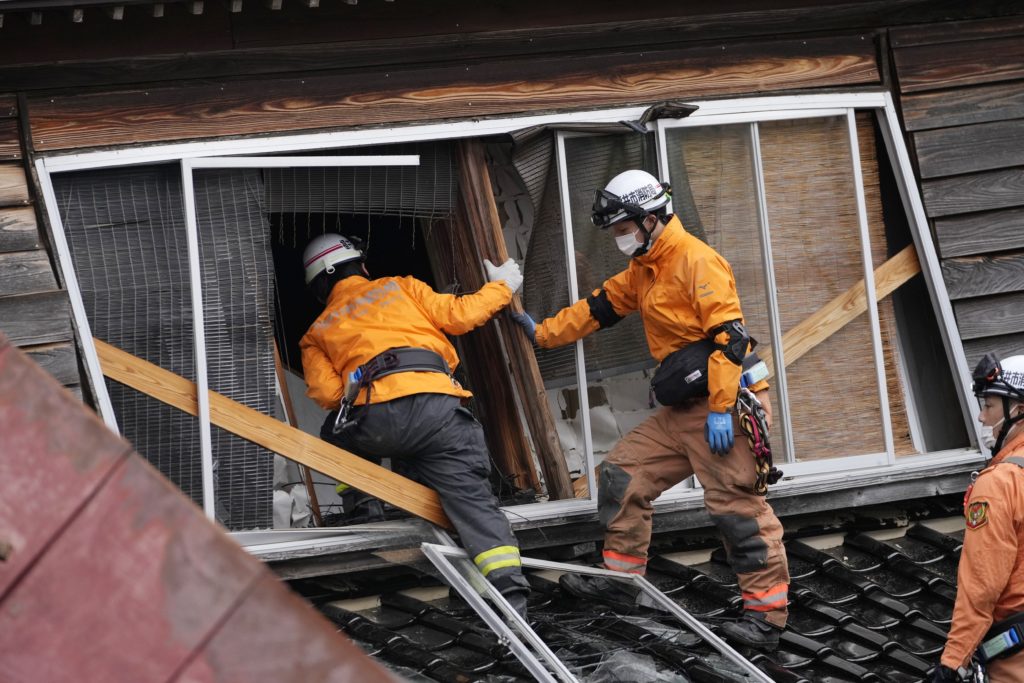 Ιαπωνία: Ξεπερνούν τους 60 οι νεκροί από τον σεισμό των 7,6 Ρίχτερ – Μάχη με το χρόνο δίνουν τα σωστικά συνεργεία