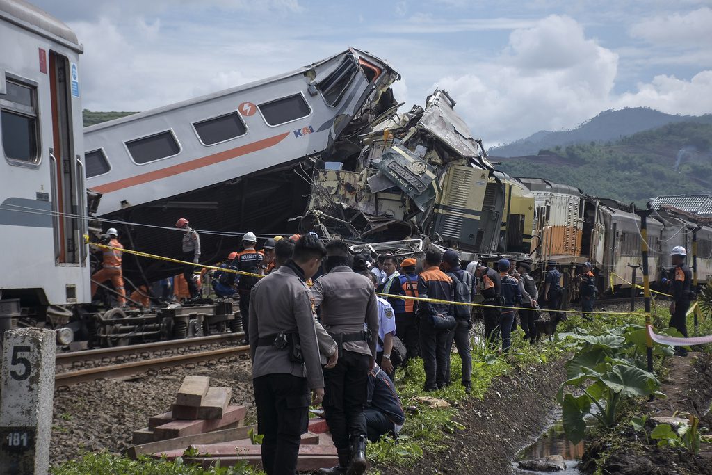 Ινδονησία: Τουλάχιστον τρεις νεκροί και 28 τραυματίες από τη σύγκρουση τρένων (Photos)