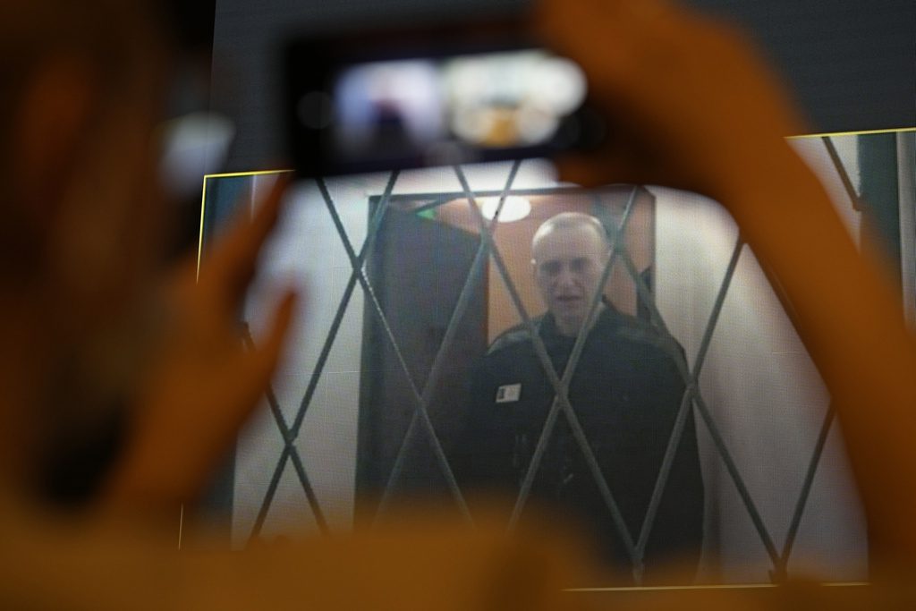 Καταγγελίες Ναβάλνι για τις συνθήκες φυλάκισής του: Ακραίο κρύο, φαγητό 10 λεπτών και «δύο φέτες άθλιο ψωμί»