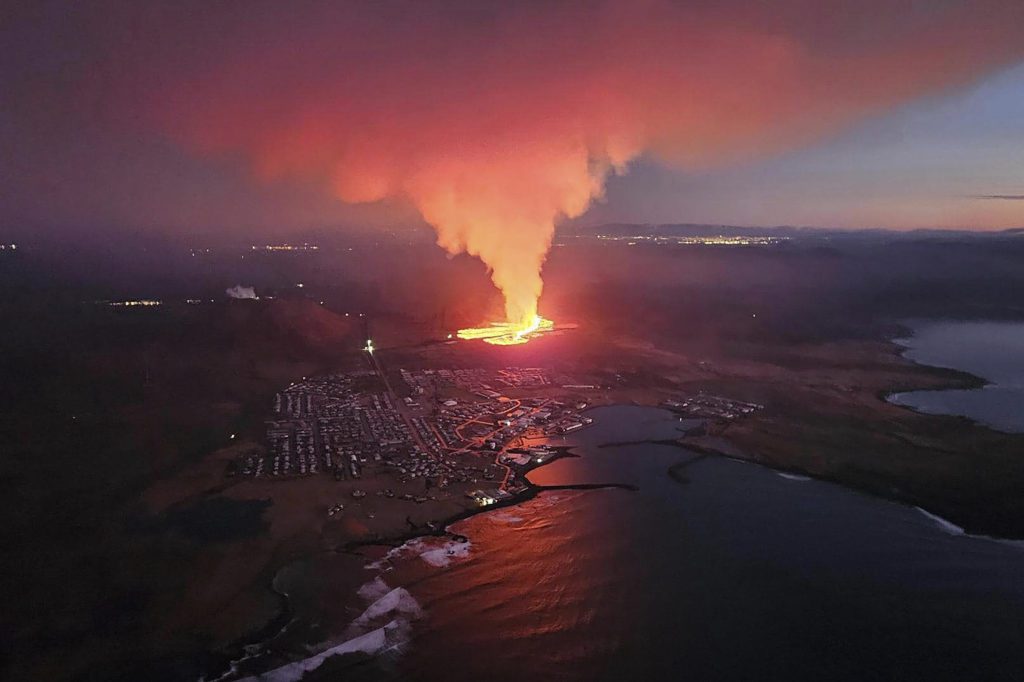 Ισλανδία: Εξερράγη το ηφαίστειο στο Γκρίνταβικ – Σπίτια παραδόθηκαν στις φλόγες από τη λάβα (LIVE)