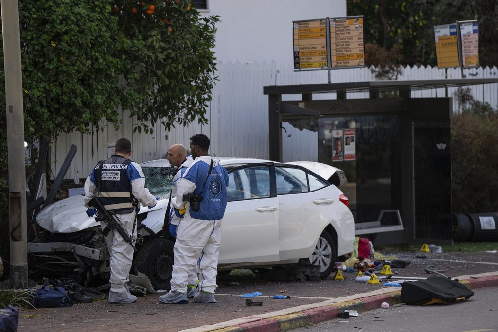 Συναγερμός στο Ισραήλ: Επιθέσεις σε τρείς τοποθεσίες – Νεκρή μία 70χρονη και τουλάχιστον 17 τραυματίες (Photos-Video)