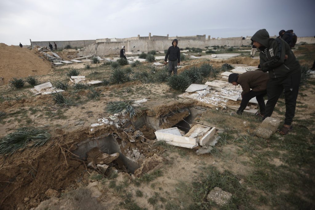 Γάζα: Οι Ισραηλινοί «ξηλώνουν» νεκροταφεία με πρόσχημα την αναζήτηση ομήρων – Σοκαριστικές αποκαλύψεις