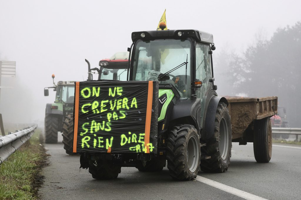 Γαλλία: Το Παρίσι απειλείται με πολιορκία από αγρότες – Νέα μέτρα μελετά η κυβέρνηση (Videos)