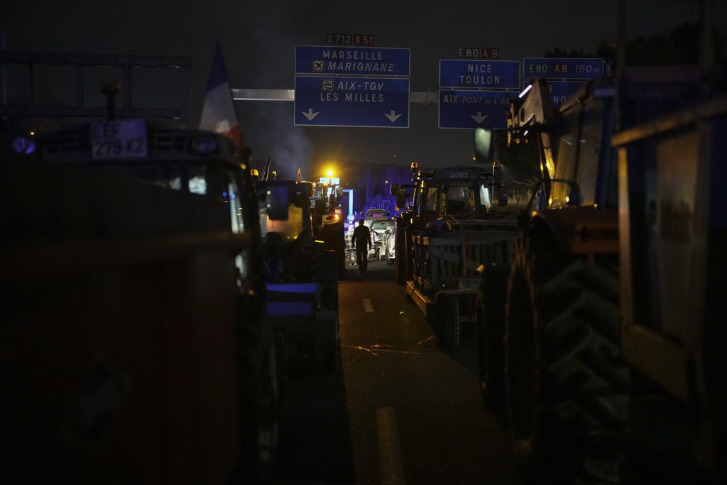 Οι Γάλλοι αγρότες συνεχίζουν την «πολιορκία» του Παρισιού με τα τρακτέρ (Videos – Photos)