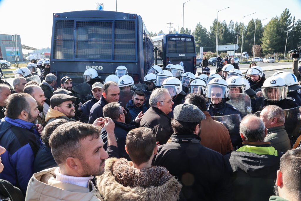 Αγροτικές κινητοποιήσεις: Αστυνομικές δυνάμεις τους απώθησαν στον Πλατύκαμπο (Video)