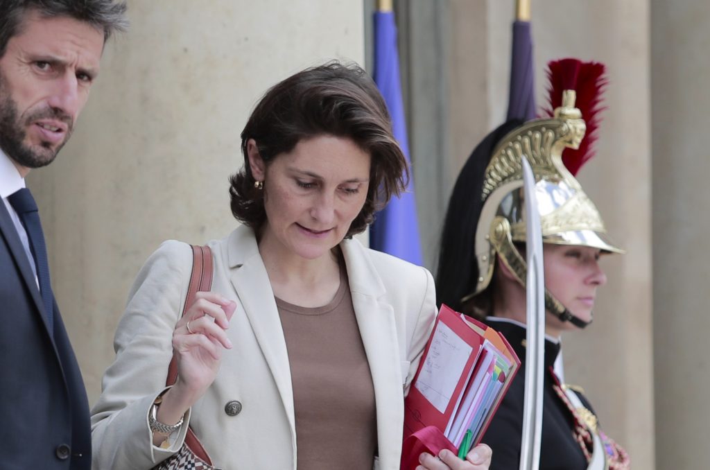 Σάλος στη Γαλλία: Ζητείται η παραίτηση της υπουργού Παιδείας γιατί είπε ψέματα πως στέλνει τα παιδιά της σε δημόσιο σχολείο