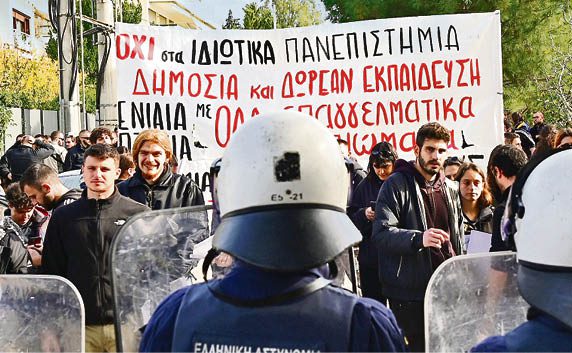 Βάζουν μπουρλότο με κώδικες και επιστολική ψήφο
