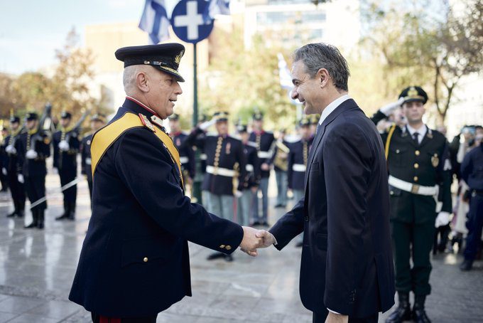 Ο «519c», πρώην Αρχηγός ΓΕΕΘΑ, τελείωσε την… αγγαρεία στα μαγειρεία του Μητσοτάκη