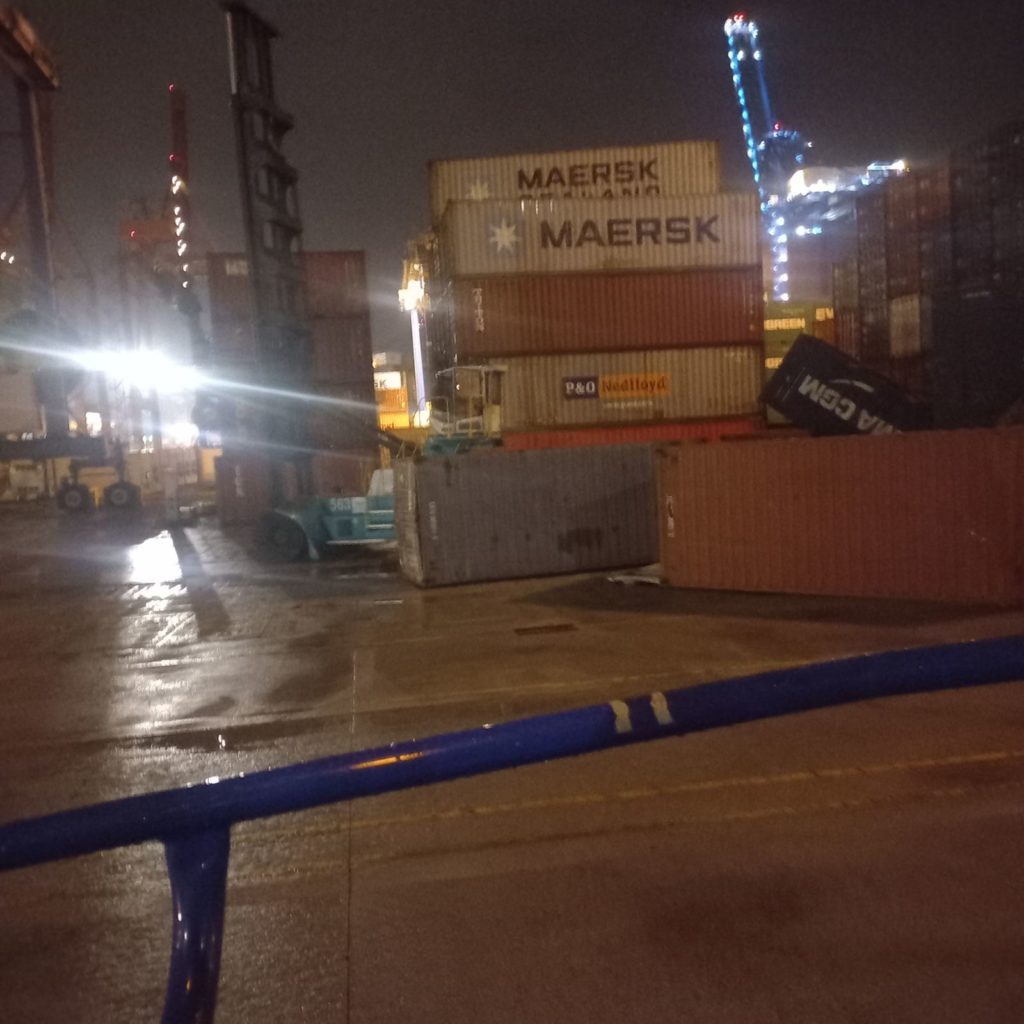 COSCO: «Εβρεξε» πάλι κοντέινερς στον Πειραιά, 1 τραυματίας – Τι καταγγέλλουν οι εργαζόμενοι (Photos)