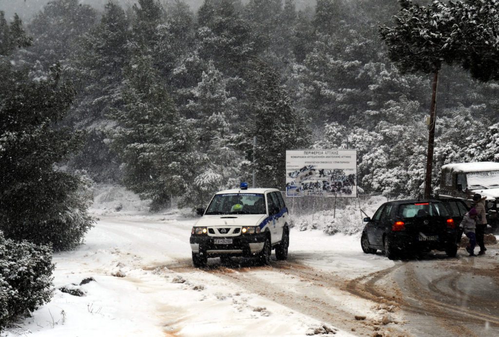 Πάρνηθα: Διακοπή κυκλοφορίας στο ύψος του τελεφερίκ – Συνεχίζεται ο χιονιάς σε πολλές περιοχές