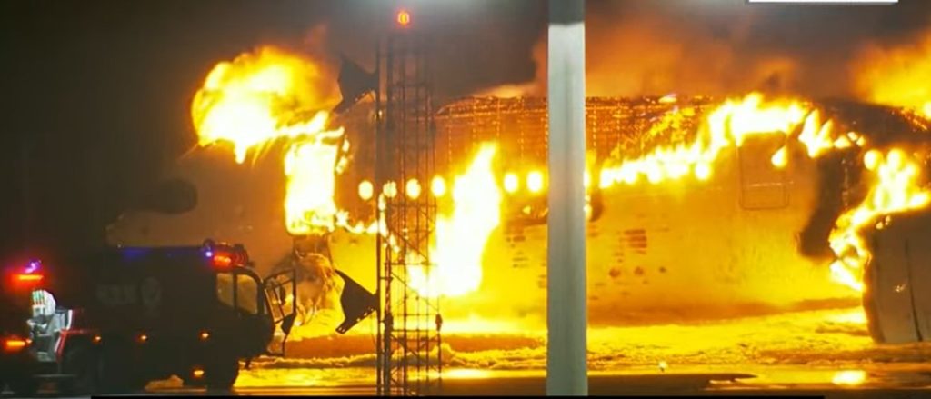 Ιαπωνία: Η στιγμή που το φλεγόμενο αεροσκάφος κόβεται στα δύο – Συγκλονιστικές εικόνες (Video)