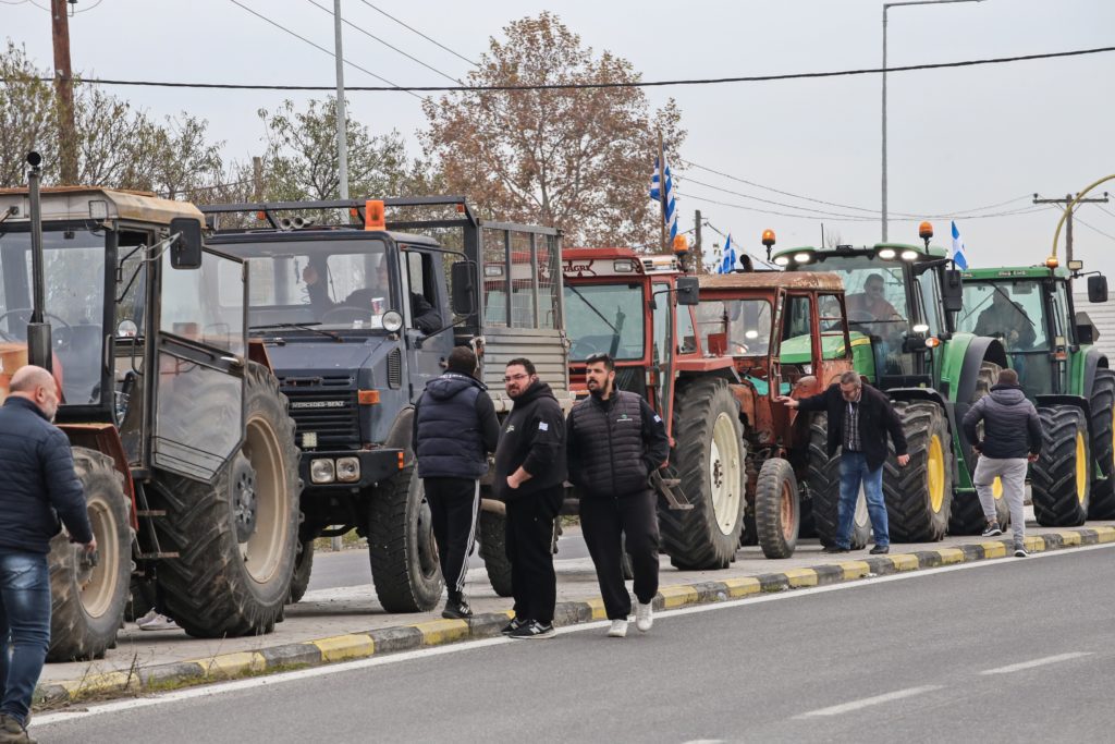 Βγάζουν τα τρακτέρ στους δρόμους οι πλημμυροπαθείς αγρότες στη Θεσσαλία