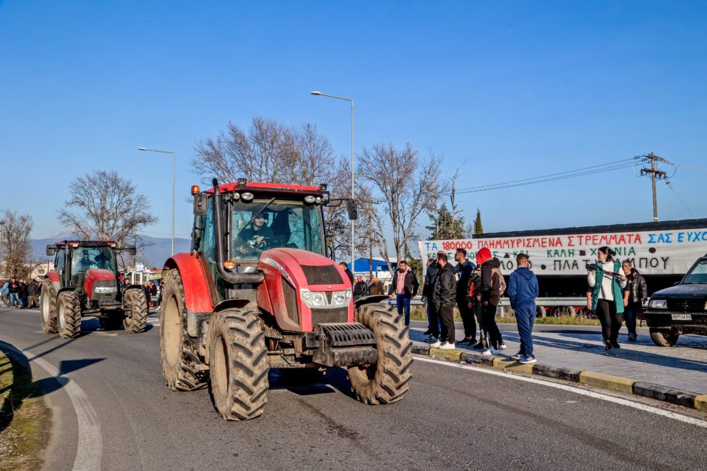 Αγρότες: Ενισχύονται τα μπλόκα – Νέες κινητοποιήσεις σε Θεσσαλία και Μακεδονία – «Θέλουμε πραγματικές λύσεις» (Videos)
