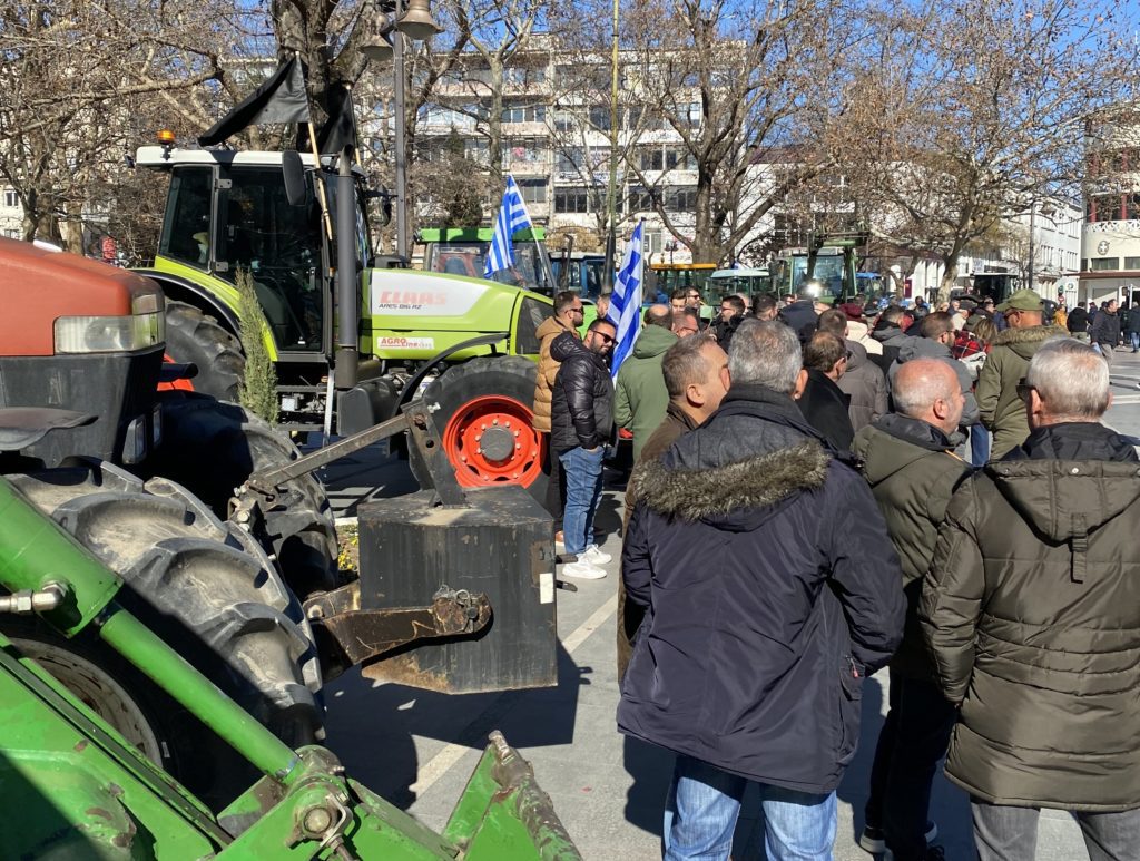 Αγρότες Θεσσαλίας: Κλιμακώνουν τις κινητοποιήσεις με μπλόκα στην Εθνική Οδό και συλλαλητήριο στη Θεσσαλονίκη