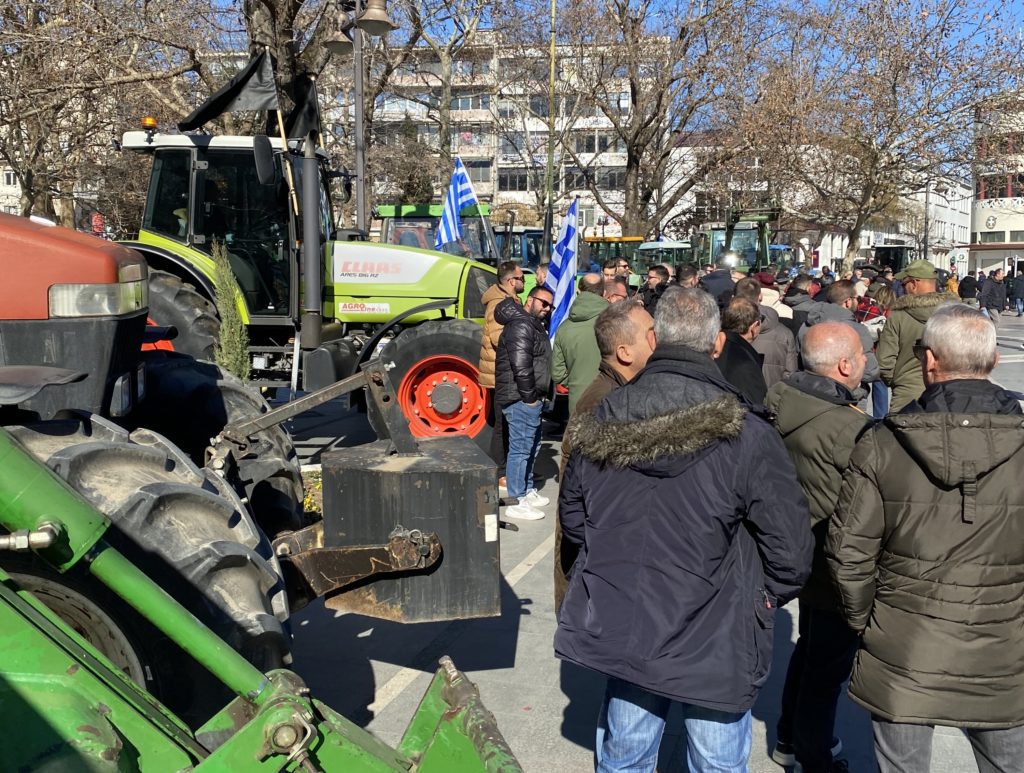 Λάρισα: Αγρότες και τρακτέρ κατέκλυσαν το κέντρο της πόλης – Κλιμακώνουν τις κινητοποιήσεις (Videos)