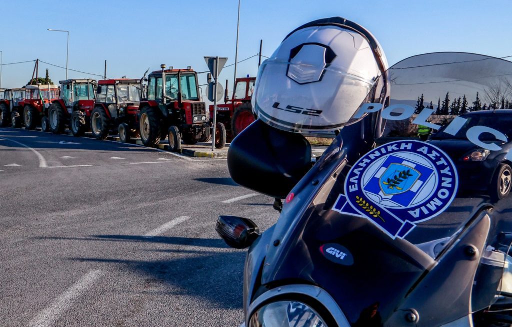 Αμήχανη η κυβέρνηση απέναντι στους αγρότες προσπαθώντας να υποβαθμίσει τις κινητοποιήσεις