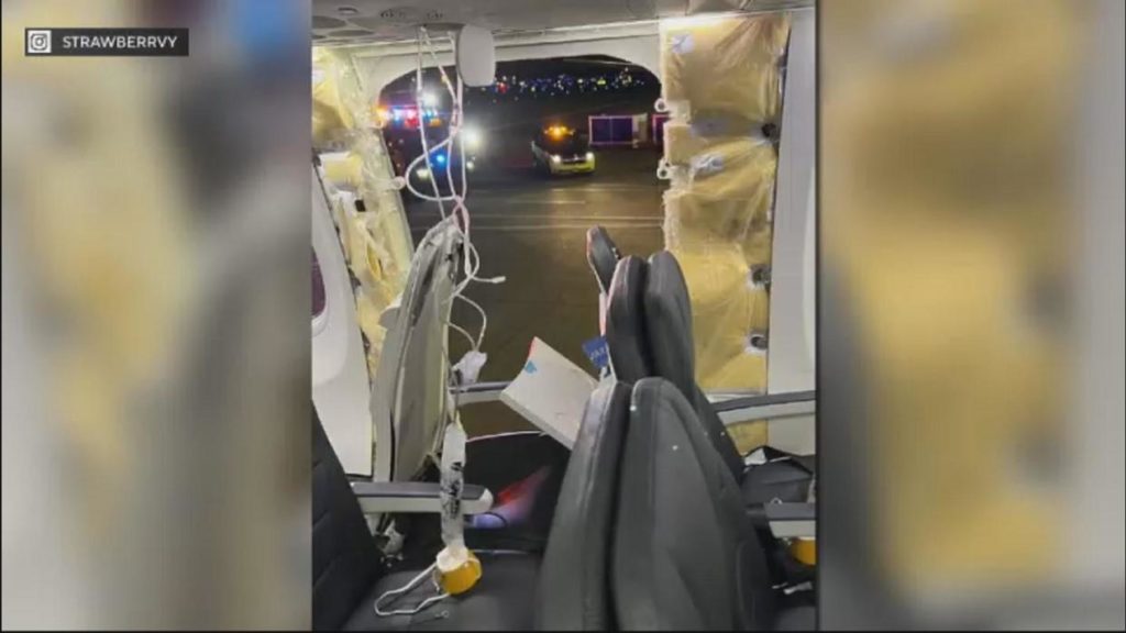 Αναγκαστική προσγείωση σε πτήση της Alaska Airlines έπειτα από αποκόλληση παραθύρου στον αέρα