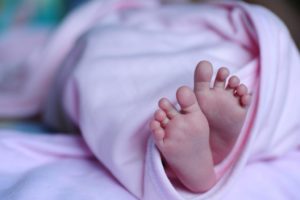 Στο νοσοκομείο Πύργου με εισαγγελική εντολή το βρέφος που άφησαν στο μπαλκόνι &#8211; Μαζί και τα αδέρφια του